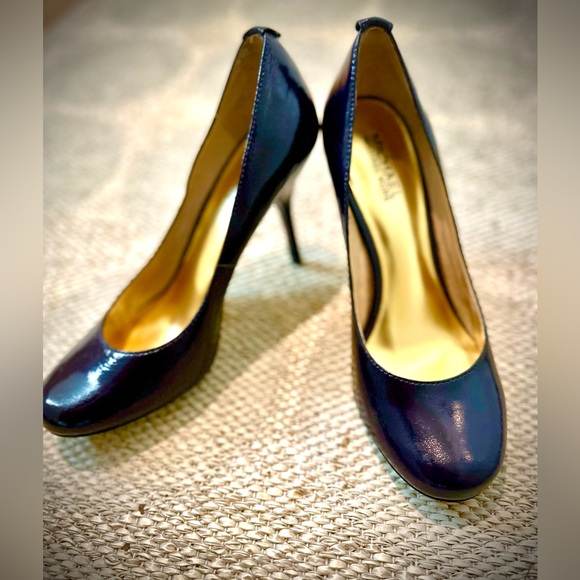 Cute and flirty round toe heel - Picture 3 of 3